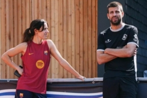每体：皮克现身巴萨女足集训的安道尔球场，并与主帅、邦马蒂交谈
