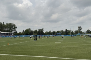 潜伏？活塞官推晒同城NFL队训练：在这没人知道我是活塞的人